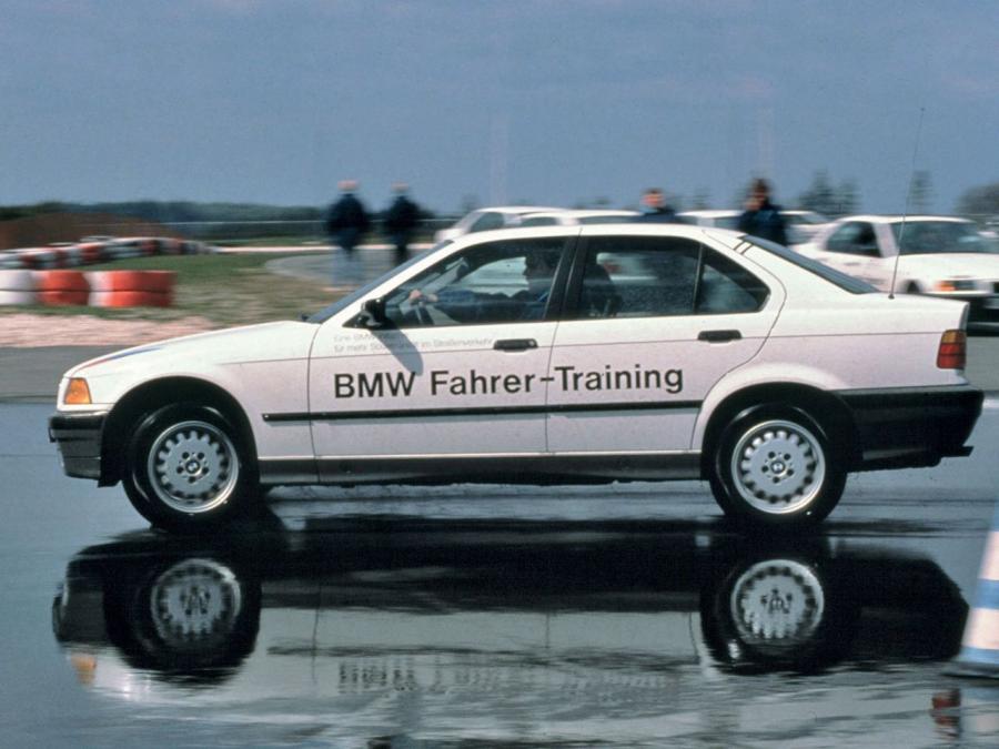  BMW 325i Sedan 1991 года  (фото 1 из 2)